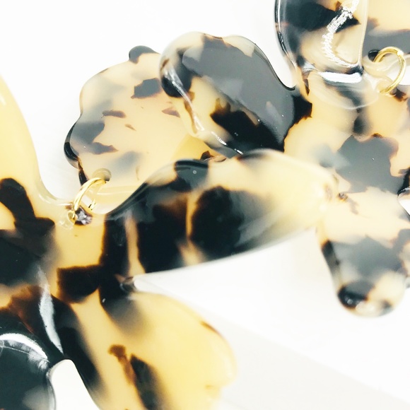 RESTOCKED Paper Lily Earrings in Blond Tortoise - Picture 7 of 8